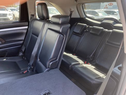 Used 2019 Toyota Highlander XLE image 18