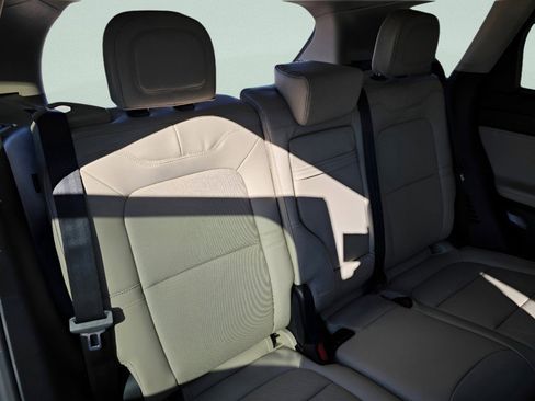 Used 2025 Lincoln Corsair AWD w/ Equipment Group 101A image 23