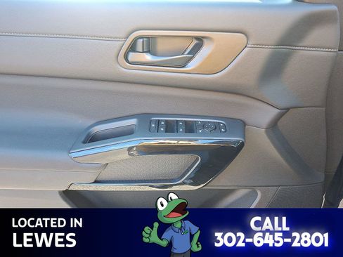 Used 2025 Nissan Pathfinder SV w/ SV Premium Package image 12