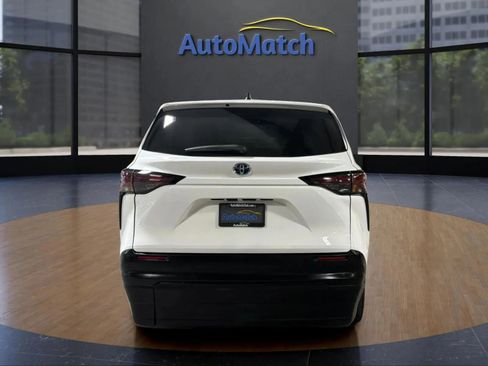 Used 2024 Toyota Sienna LE image 9
