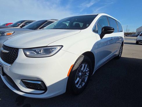 Used 2024 Chrysler Pacifica Touring-L image 1