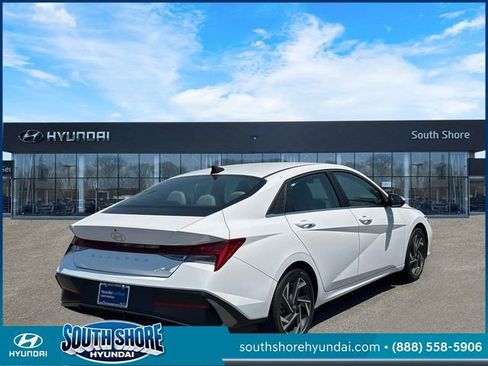 Certified 2025 Hyundai Elantra Limited FWD image 6