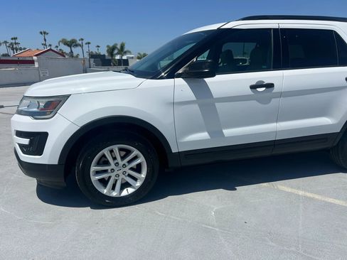 Used 2017 Ford Explorer FWD image 2