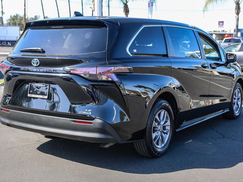 Certified 2024 Toyota Sienna LE image 24