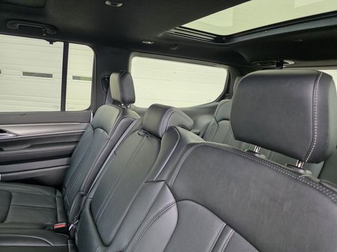 New 2025 Jeep Wagoneer Series III w/ Premium Group I image 39