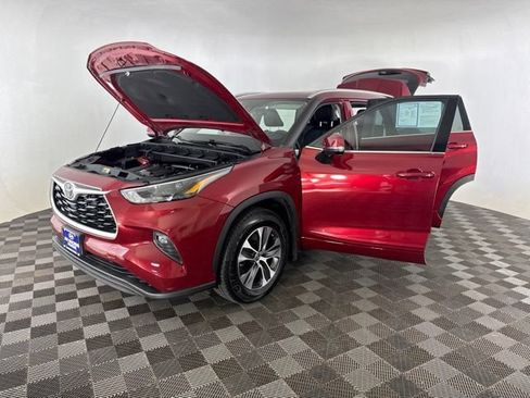 Used 2022 Toyota Highlander XLE AWD/4WD image 13