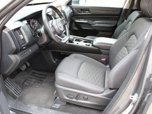 Used 2024 Nissan Pathfinder SV image 16