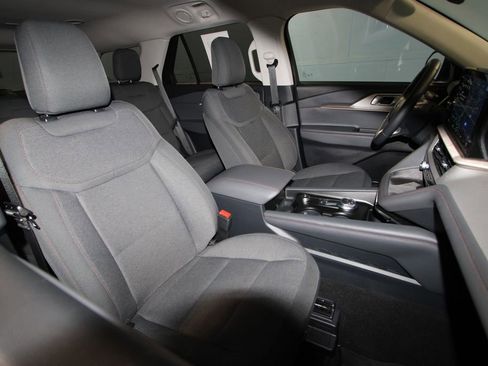 Used 2025 Ford Explorer Active AWD/4WD image 20