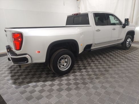 Used 2025 Chevrolet Silverado 3500 High Country w/ High Country Premium Package AWD/4WD image 3
