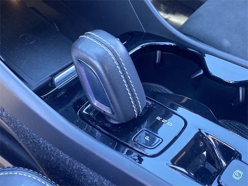 Used 2022 Volvo XC40 T5 R-Design w/ Advanced Package image 31