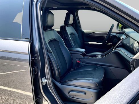 Used 2023 Jeep Grand Cherokee Altitude AWD/4WD image 9