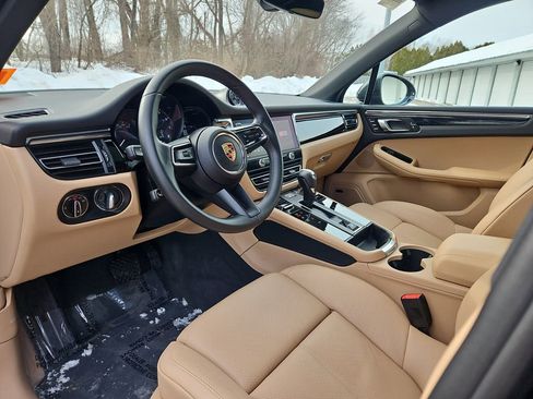 Certified 2025 Porsche Macan image 4