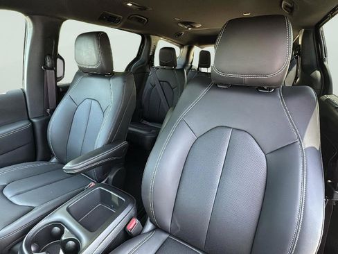 New 2026 Chrysler Pacifica Select image 13