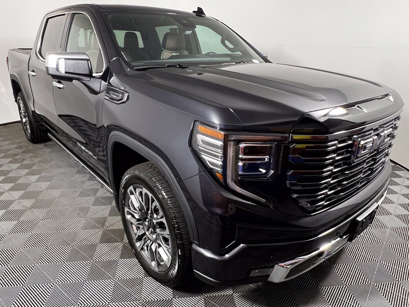 Used 2025 GMC Sierra 1500 Denali Ultimate AWD/4WD image 3