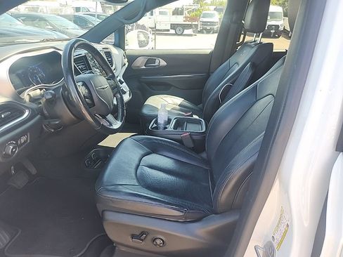 Used 2019 Chrysler Pacifica Touring-L w/ S Appearance Package FWD image 18