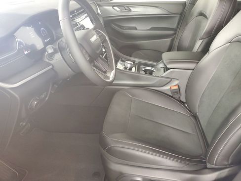 New 2025 Jeep Grand Cherokee Altitude image 11