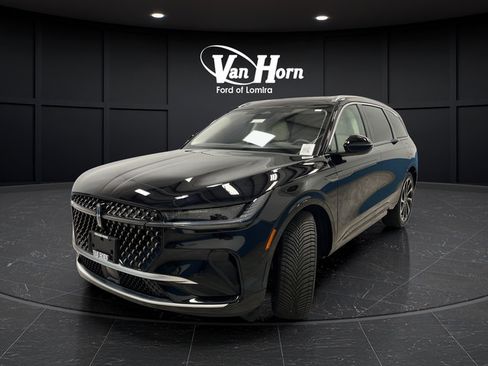 Used 2025 Lincoln Nautilus Black Label AWD/4WD image 3