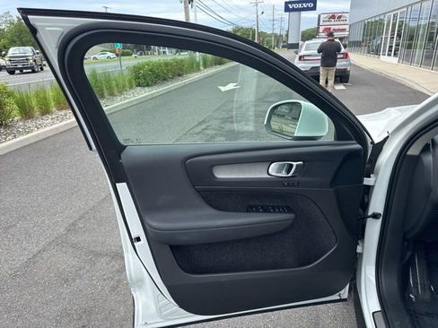 Certified 2025 Volvo XC40 B5 Core AWD/4WD image 19