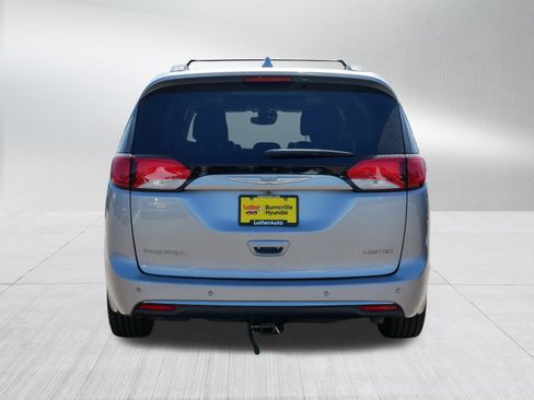 Used 2018 Chrysler Pacifica Limited w/ Tire & Wheel Group FWD image 6