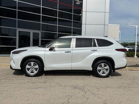 Used 2022 Toyota Highlander LE AWD/4WD image 6