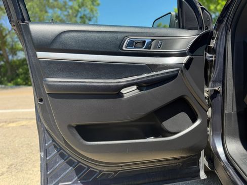 Used 2017 Ford Explorer XLT w/ Equipment Group 202A AWD/4WD image 15