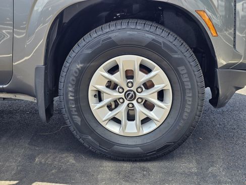 Used 2024 Nissan Frontier SV RWD image 7