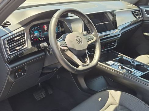 Used 2025 Volkswagen Atlas Cross Sport SE FWD image 15