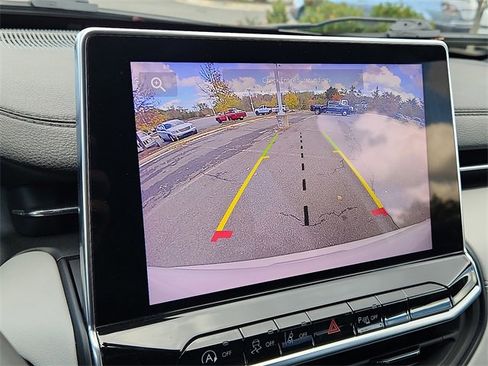 Used 2023 Jeep Compass Limited image 15