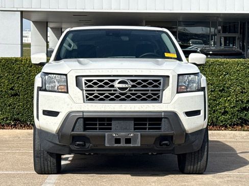 Used 2022 Nissan Frontier SV image 3
