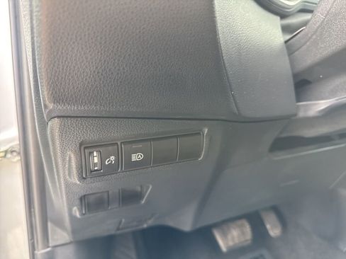 Used 2023 Toyota Corolla Cross XLE image 17