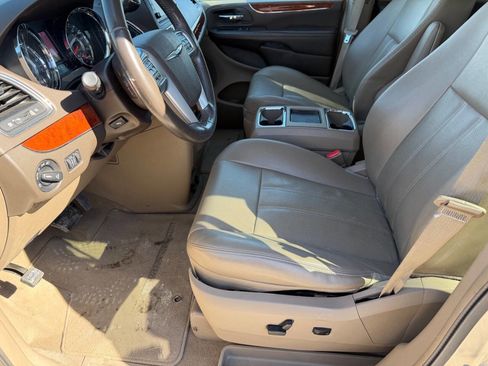 Used 2013 Chrysler Town & Country Touring-L w/ Driver Convenience Group FWD image 14