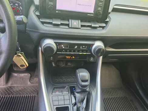Used 2021 Toyota RAV4 LE AWD/4WD image 16