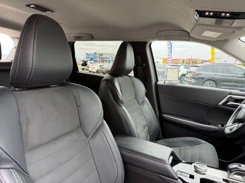 Used 2025 Mitsubishi Outlander SE FWD image 23