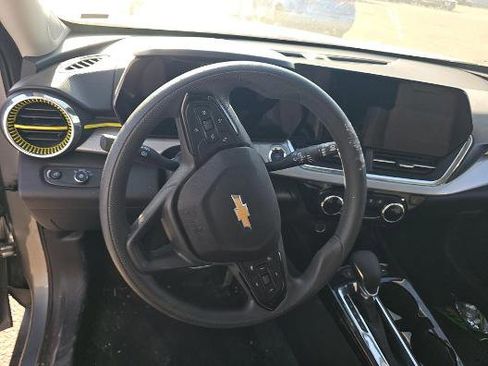 Used 2025 Chevrolet Trax LT FWD image 9