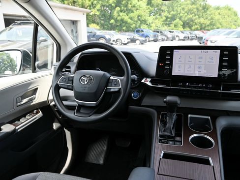 Used 2021 Toyota Sienna LE image 23