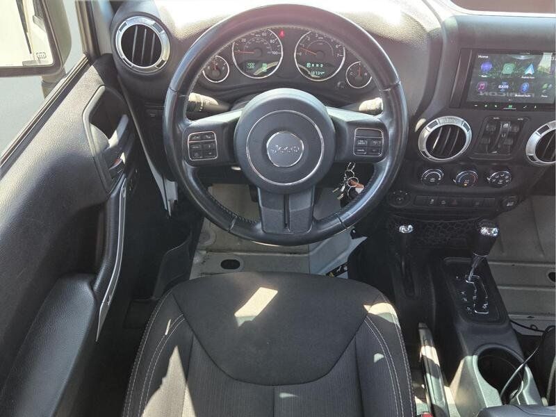 Used 2015 Jeep Wrangler Unlimited Rubicon w/ Connectivity Group AWD/4WD image 13