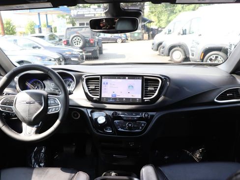 Used 2026 Chrysler Pacifica Select FWD image 18