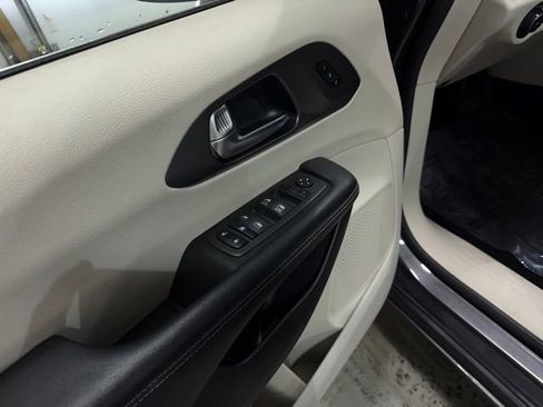 Used 2023 Chrysler Pacifica Touring-L image 11