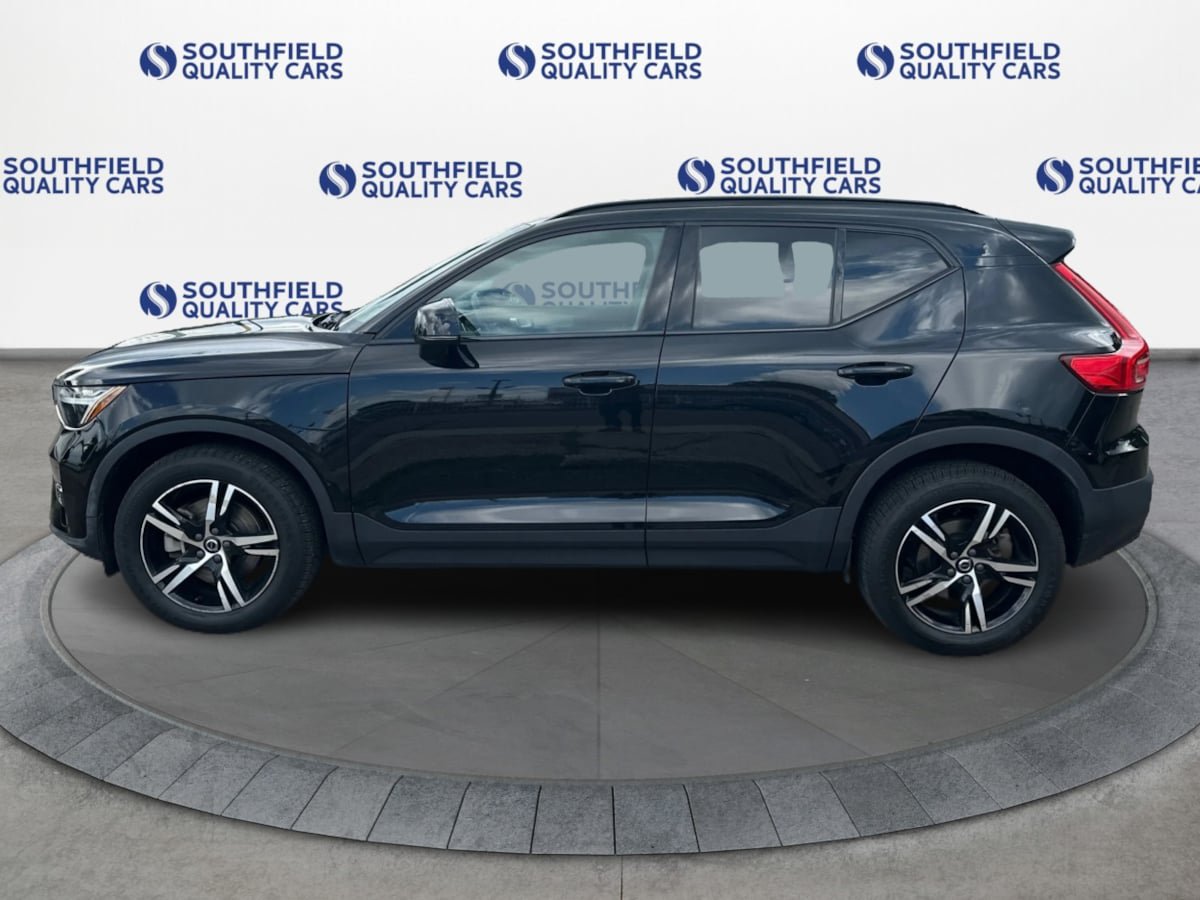 Used 2023 Volvo XC40 B5 Plus AWD/4WD image 3