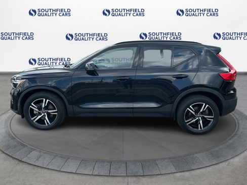 Used 2023 Volvo XC40 B5 Plus AWD/4WD image 3