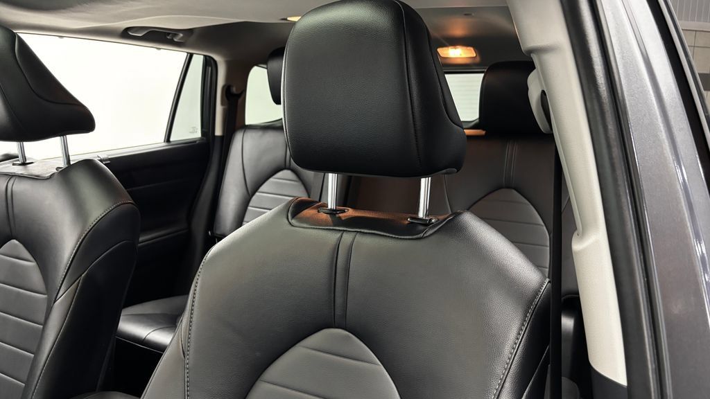 Used 2024 Toyota Highlander XLE AWD/4WD image 16