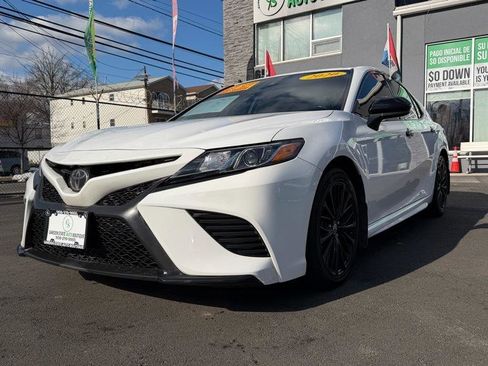 Used 2020 Toyota Camry SE image 3