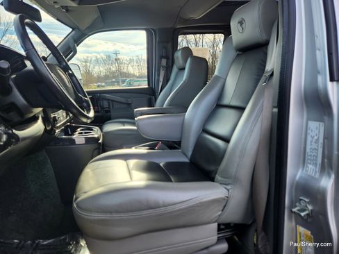 Used 2018 GMC Savana 2500 w/ Enhanced Convenience Package image 35