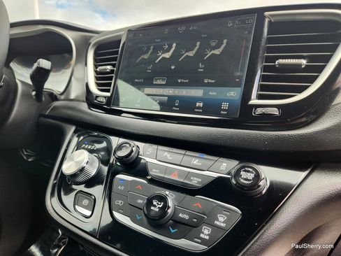 Used 2026 Chrysler Pacifica Select image 49