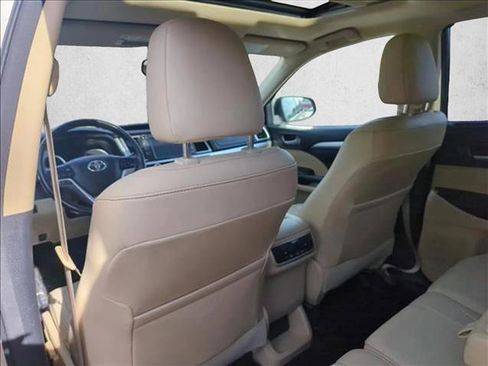 Used 2015 Toyota Highlander XLE image 21