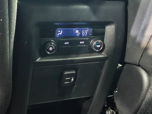 Used 2022 Chevrolet Traverse LT image 28