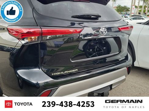 Used 2023 Toyota Highlander Limited FWD image 17