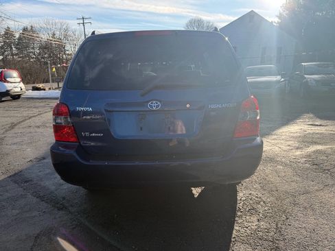 Used 2005 Toyota Highlander 4WD V6 w/ 3rd Row image 5