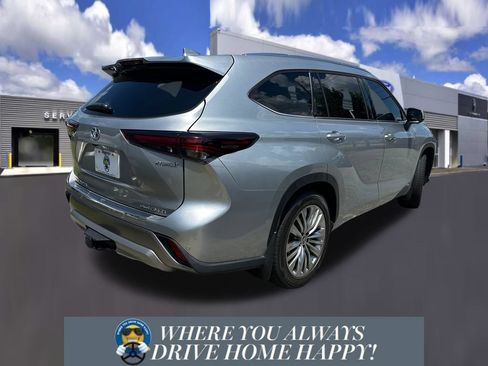 Used 2024 Toyota Highlander Platinum AWD/4WD image 2