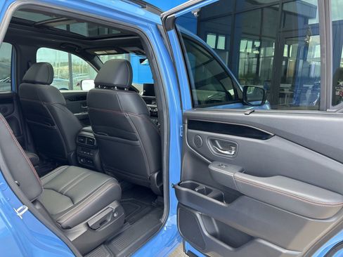 Used 2025 Honda Pilot TrailSport image 14